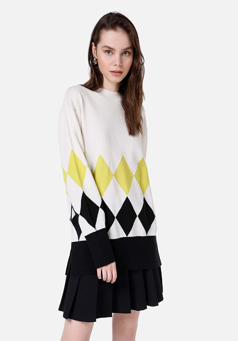 Изображение Женский свитер цвета экрю с круглым вырезом и принтом стандартного кроя