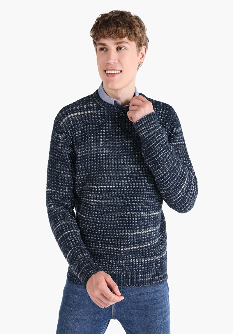 Изображение Мужской темно-синий жаккардовый свитер с круглым вырезом