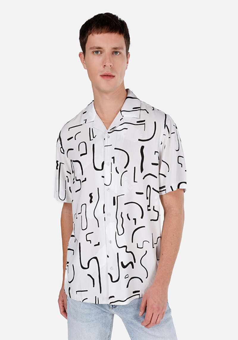 Изображение Мужская бежевая рубашка с принтом классического кроя с короткими рукавами