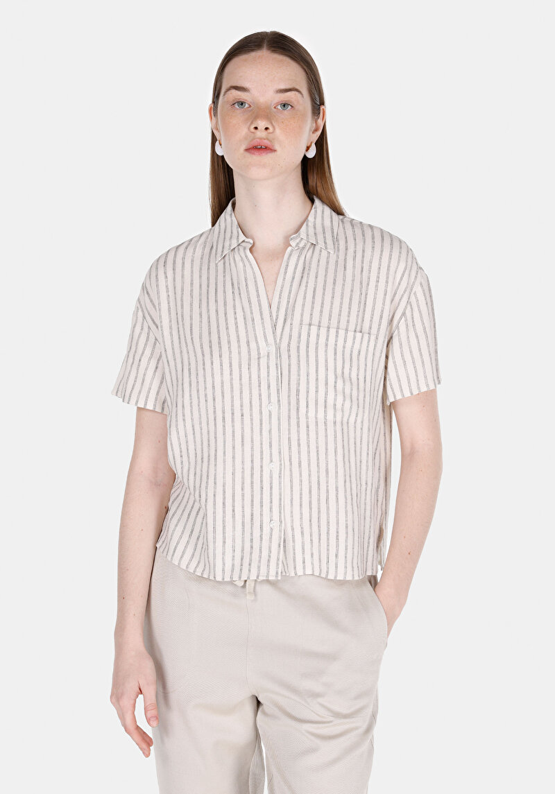 Изображение Женская бежевая рубашка в полоску, стандартного кроя, с короткими рукавами