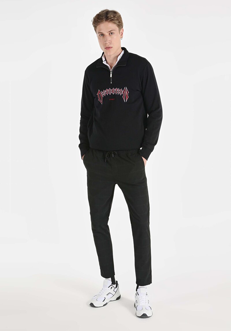 Изображение Мужские чёрные брюки прямого кроя со средней посадкой и приталенным силуэтом