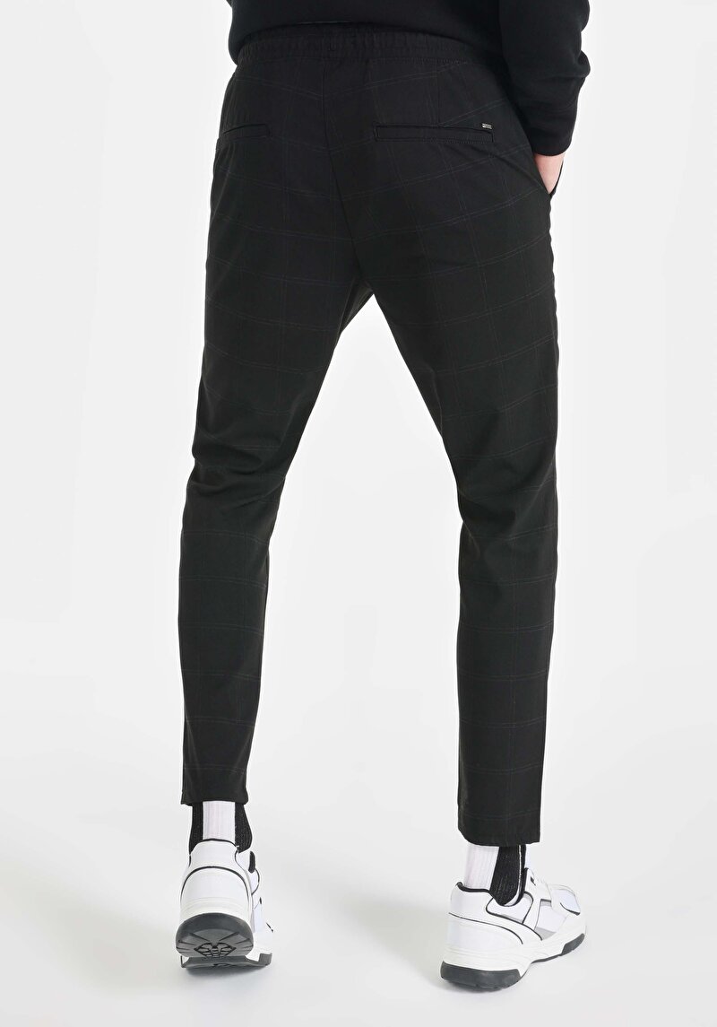 Показать информацию о Мужские чёрные брюки прямого кроя со средней посадкой и приталенным силуэтом