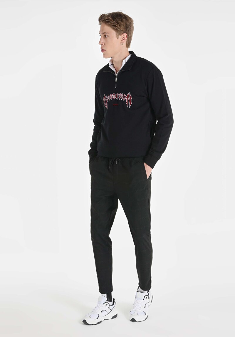 Показать информацию о Мужские чёрные брюки прямого кроя со средней посадкой и приталенным силуэтом