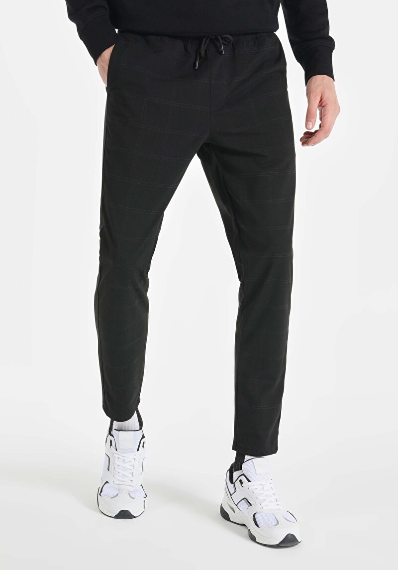 Показать информацию о Мужские чёрные брюки прямого кроя со средней посадкой и приталенным силуэтом