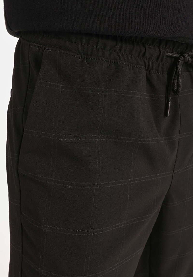 Показать информацию о Мужские чёрные брюки прямого кроя со средней посадкой и приталенным силуэтом