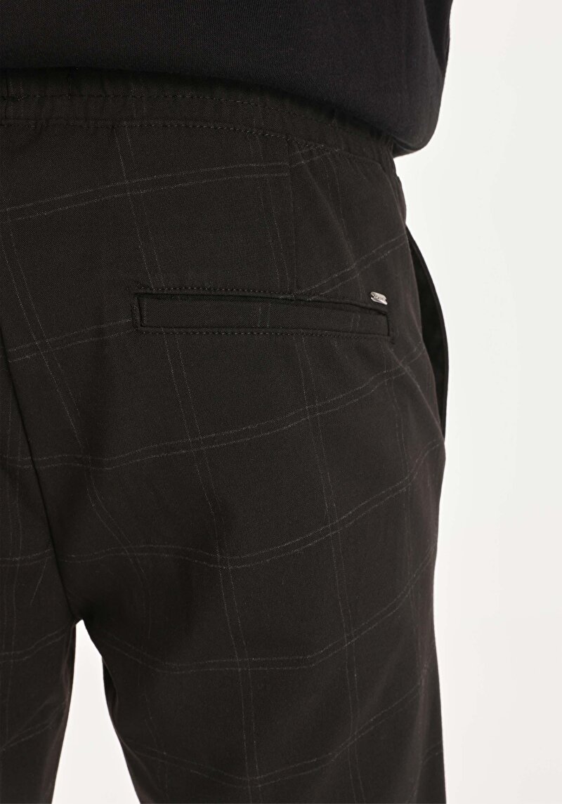 Показать информацию о Мужские чёрные брюки прямого кроя со средней посадкой и приталенным силуэтом