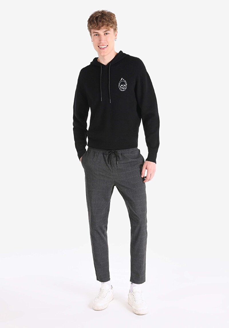 Изображение Мужские брюки антрацитового цвета прямого кроя со средней посадкой и приталенным силуэтом