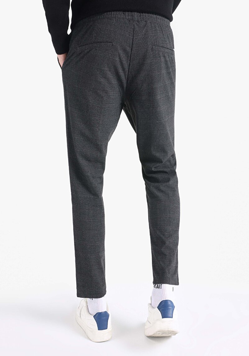 Показать информацию о Мужские брюки антрацитового цвета прямого кроя со средней посадкой и приталенным силуэтом