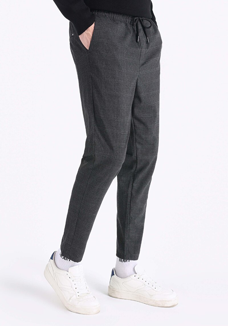 Показать информацию о Мужские брюки антрацитового цвета прямого кроя со средней посадкой и приталенным силуэтом