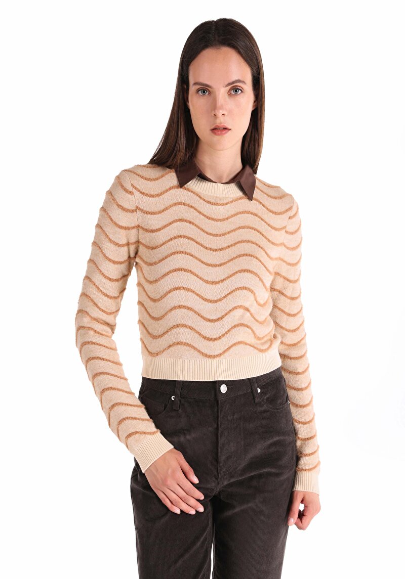 Изображение Женский бежевый свитер с круглым вырезом slim fit