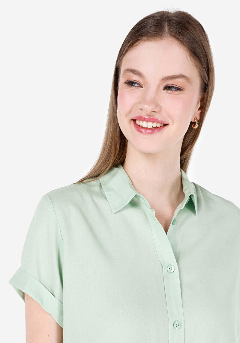 Показать информацию о Женская зелёная рубашка стандартного кроя с короткими рукавами