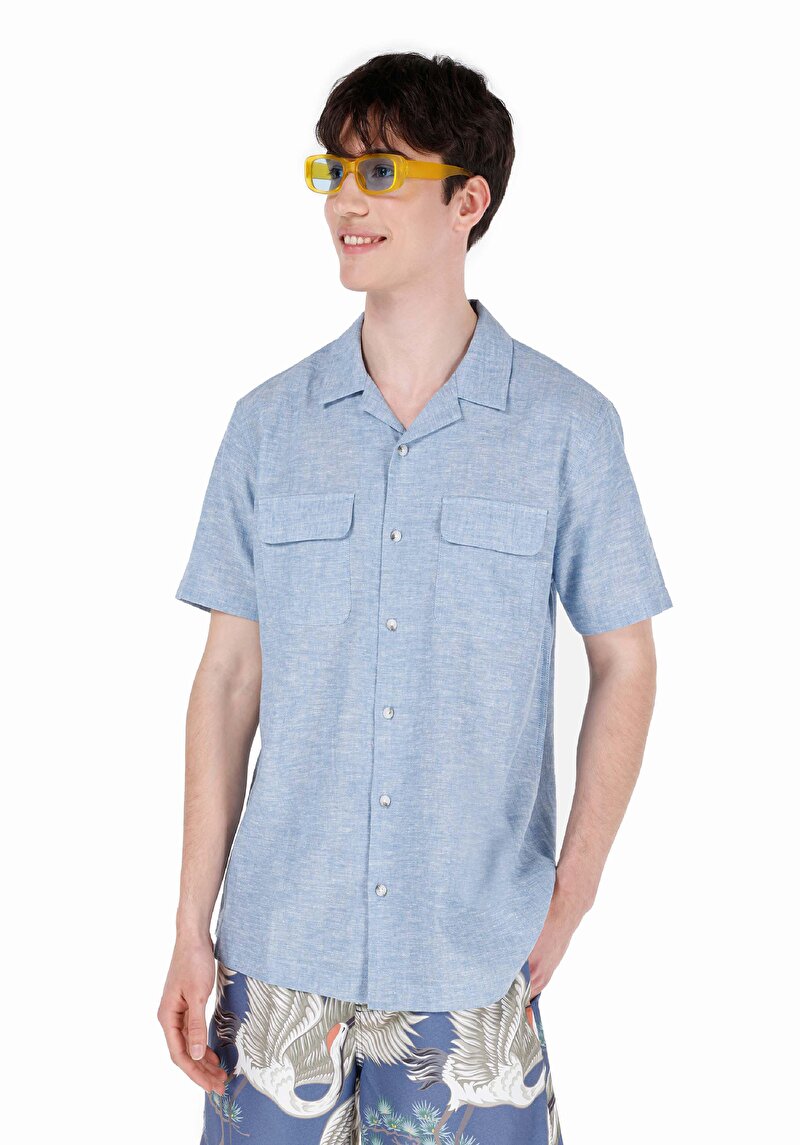 Изображение Мужская синяя рубашка прямого кроя с короткими рукавами и комфортной посадкой