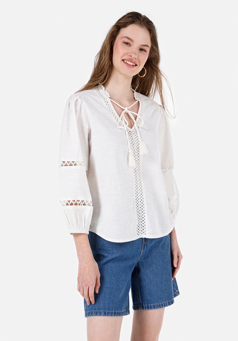 Изображение Женская белая рубашка с v-образным вырезом и длинными рукавами