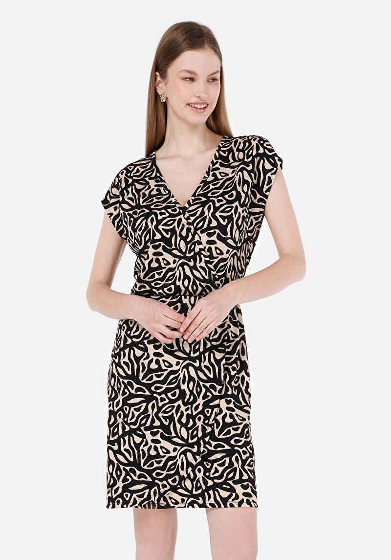 Изображение Женское чёрное платье стандартного кроя с короткими рукавами