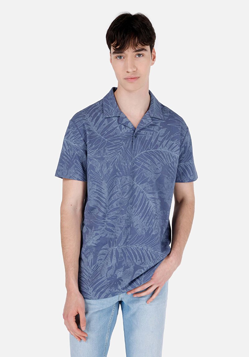 Изображение Мужская синяя футболка-поло с принтом и короткими рукавами comfort fit