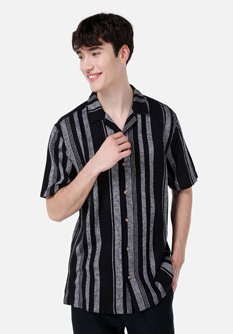 Изображение Мужская чёрная рубашка в полоску стандартного кроя с короткими рукавами