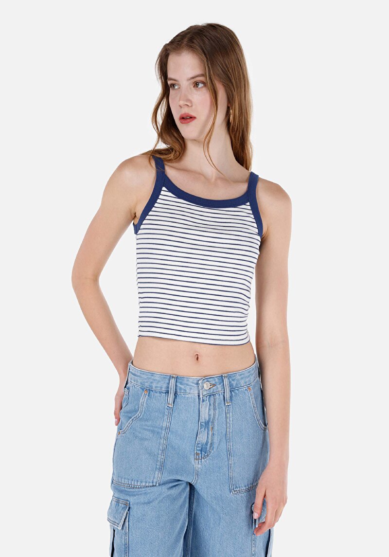 Изображение Женская тёмно-синяя майка облегающего кроя