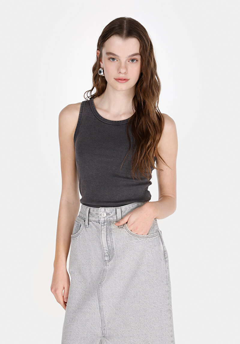 Изображение Женская антрацитовая майка приталенного кроя