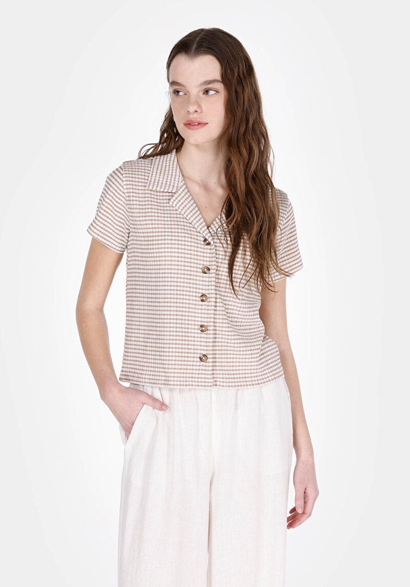 Изображение Женская бежевая футболка-поло в клетку, приталенного кроя с короткими рукавами