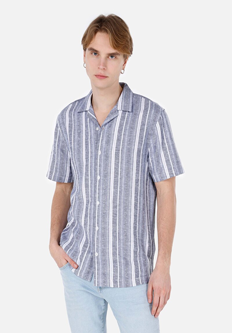 Изображение Мужская синяя рубашка в полоску, стандартного кроя, с короткими рукавами