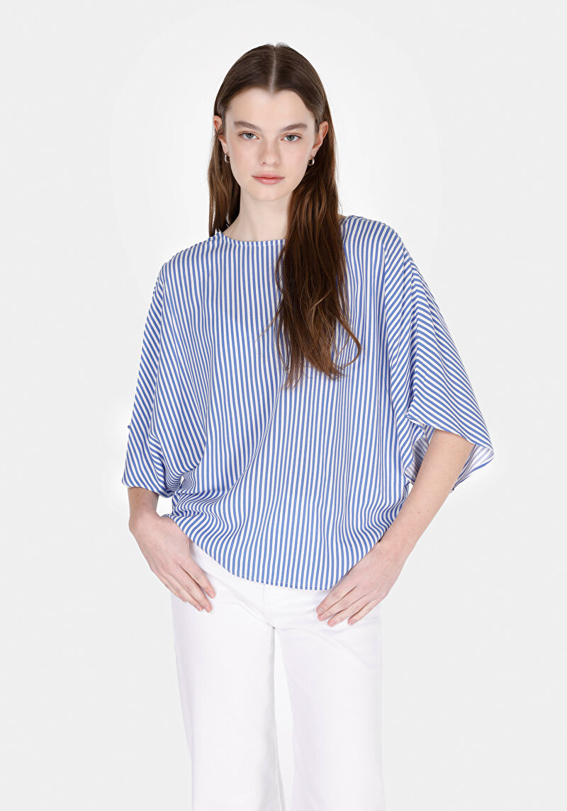 Изображение Женская синяя рубашка с v-образным вырезом и короткими рукавами