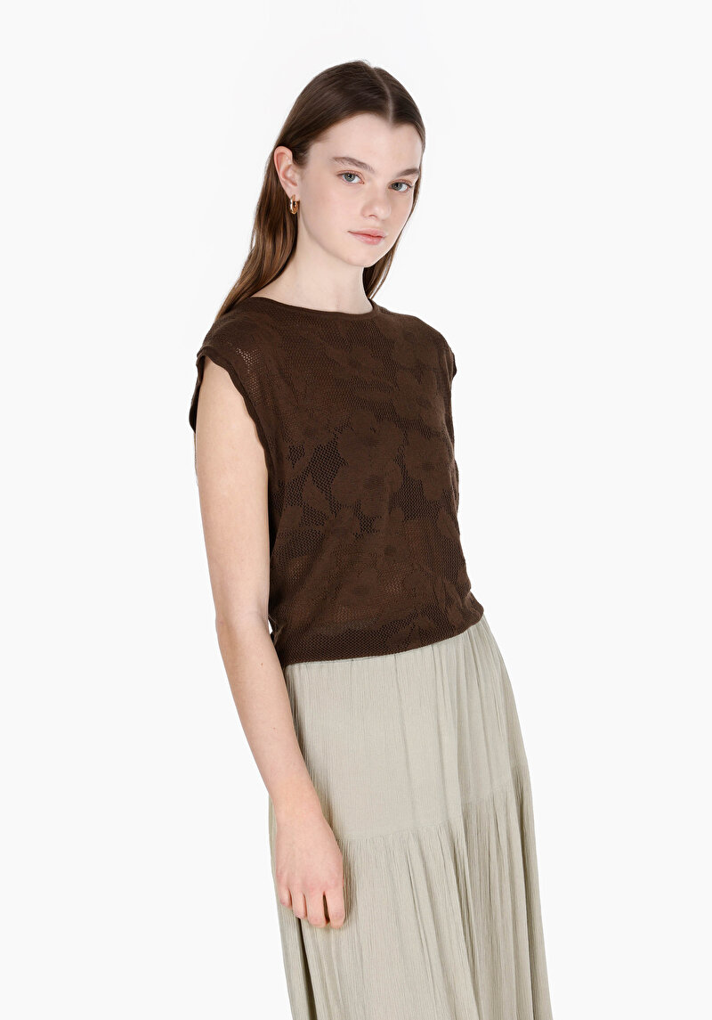 Изображение Женский коричневый свитер обычного кроя без рукавов с цветочным принтом и круглым вырезом