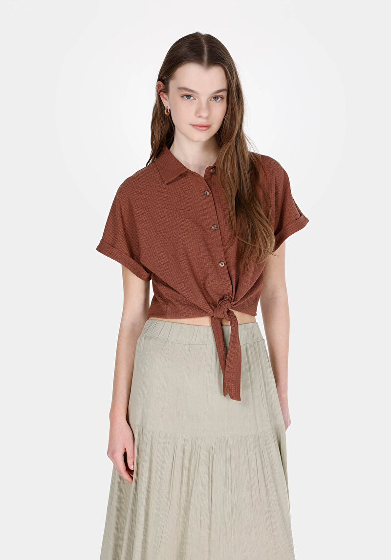 Изображение Женская коричневая жаккардовая футболка с короткими рукавами, стандартного кроя