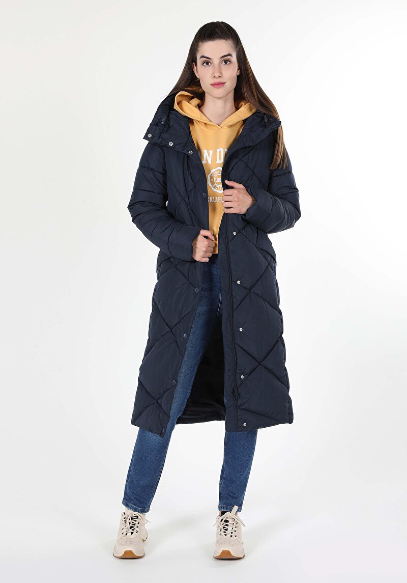 Изображение Женское тёмно-синее пальто стандартного кроя с капюшоном, подкладкой и застёжкой-молнией