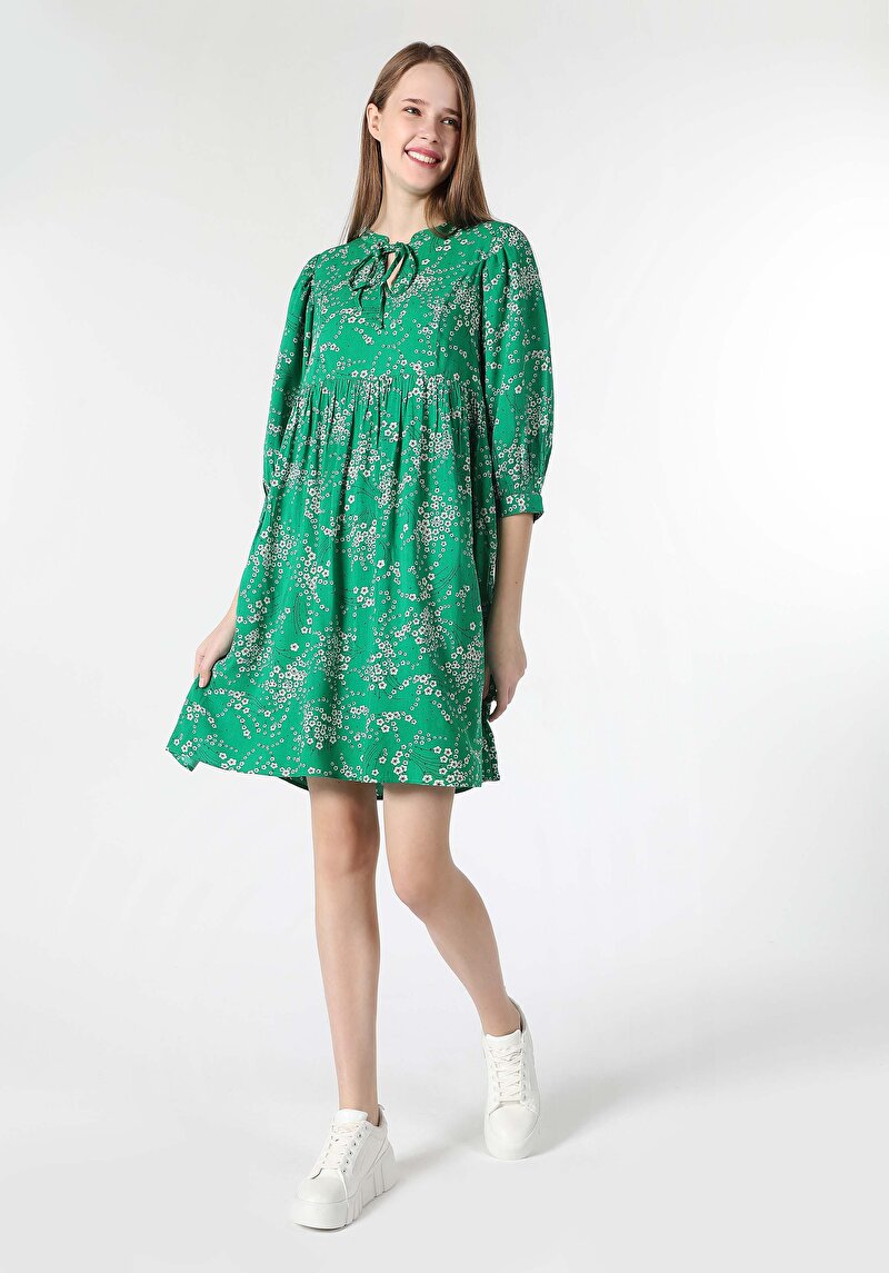 Изображение Женское зеленое платье стандартного кроя
