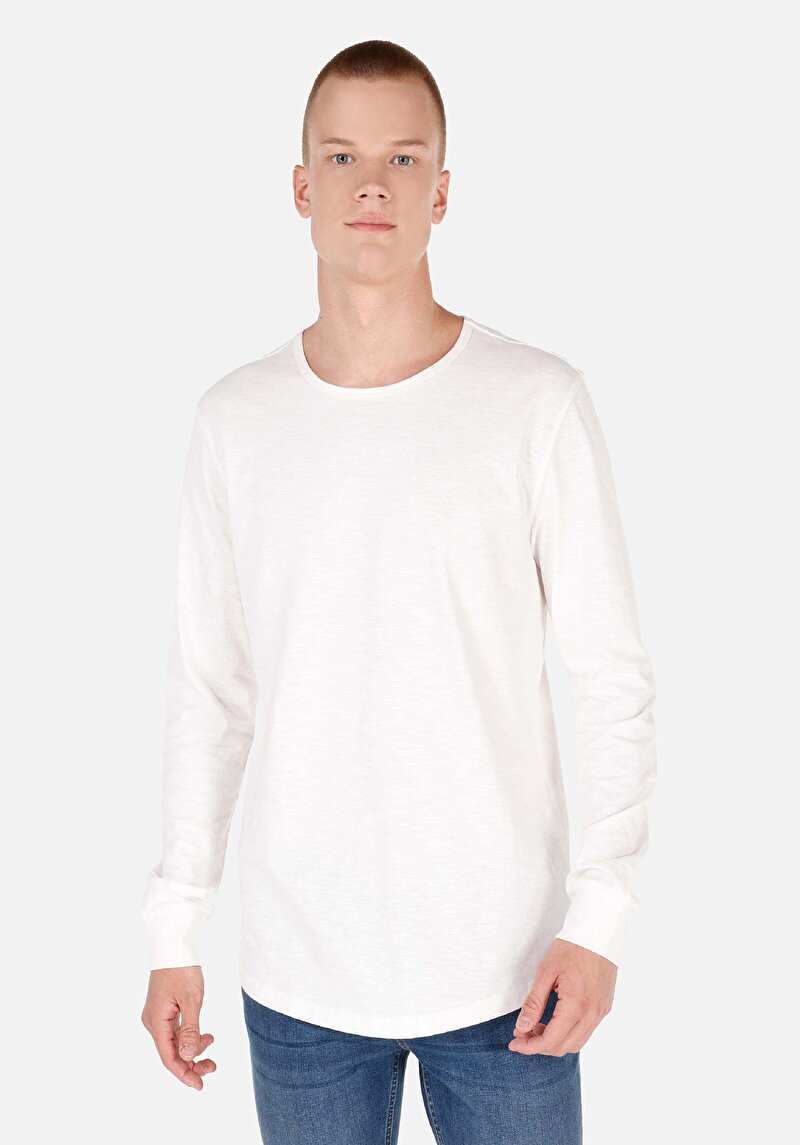Изображение Мужская белая футболка прямого кроя с круглым вырезом и длинным рукавом
