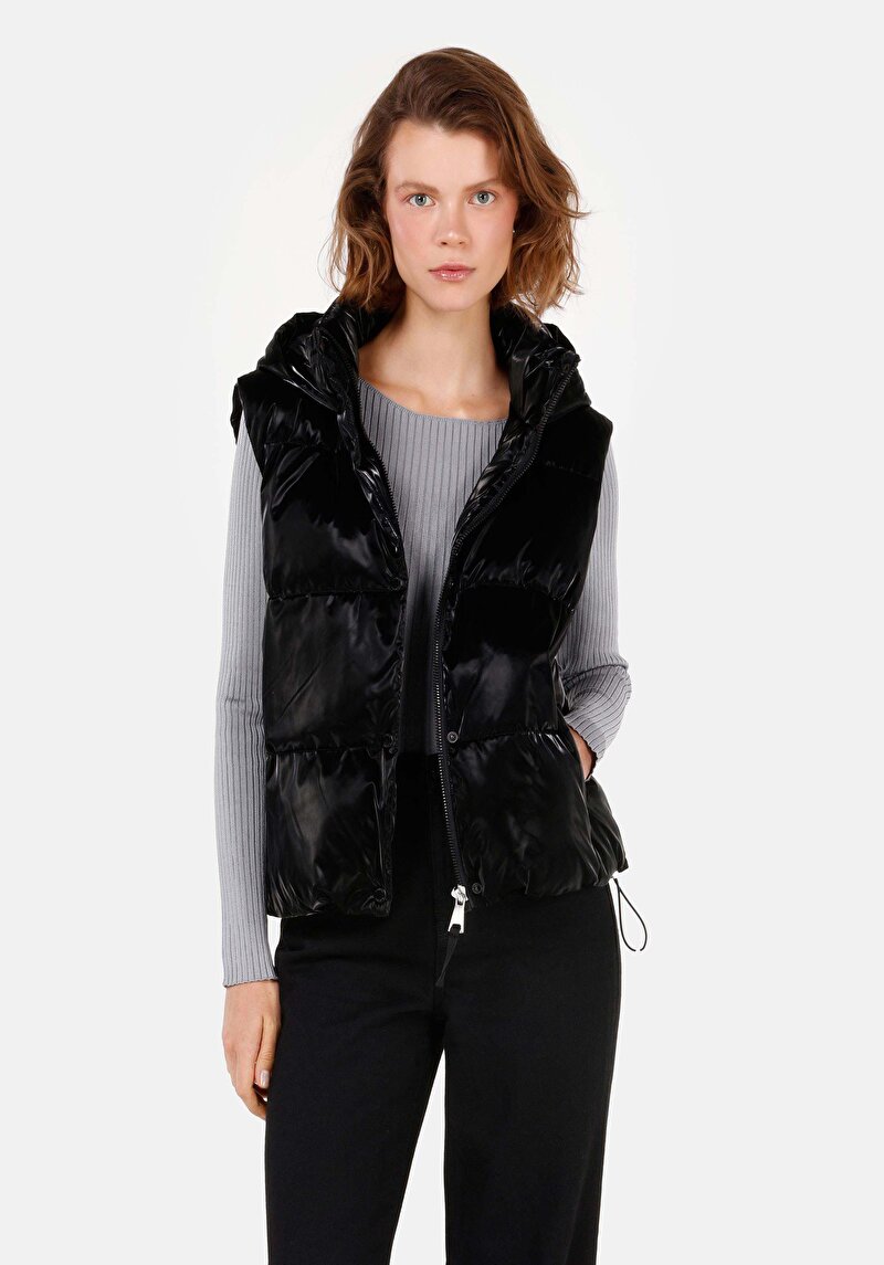Изображение Женский черный жилет с капюшоном стандартного кроя
