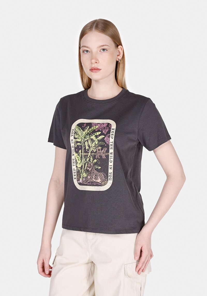 Изображение Женская антрацитовая футболка с принтом стандартного кроя с круглым вырезом и короткими рукавами