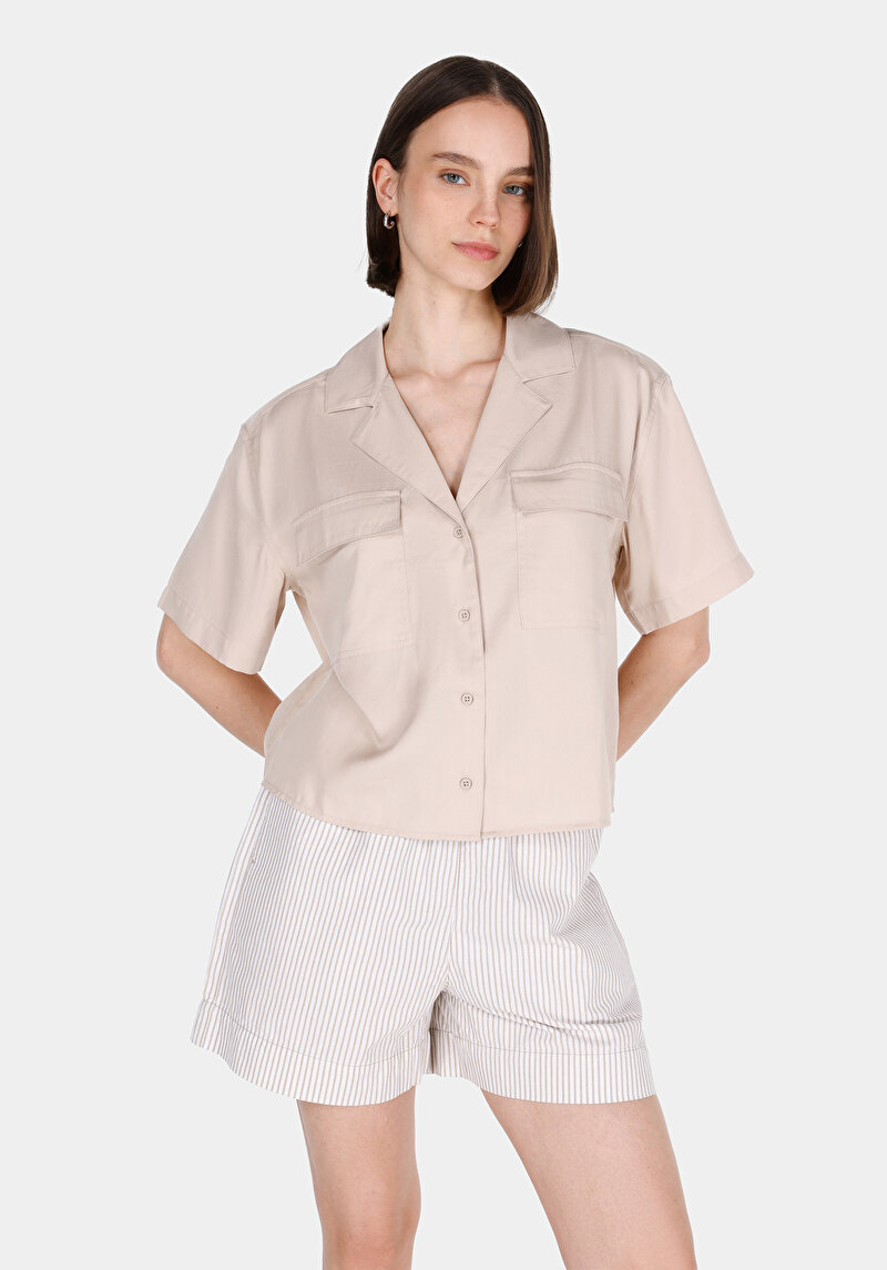 Изображение Женская бежевая рубашка прямого кроя, с коротким рукавом