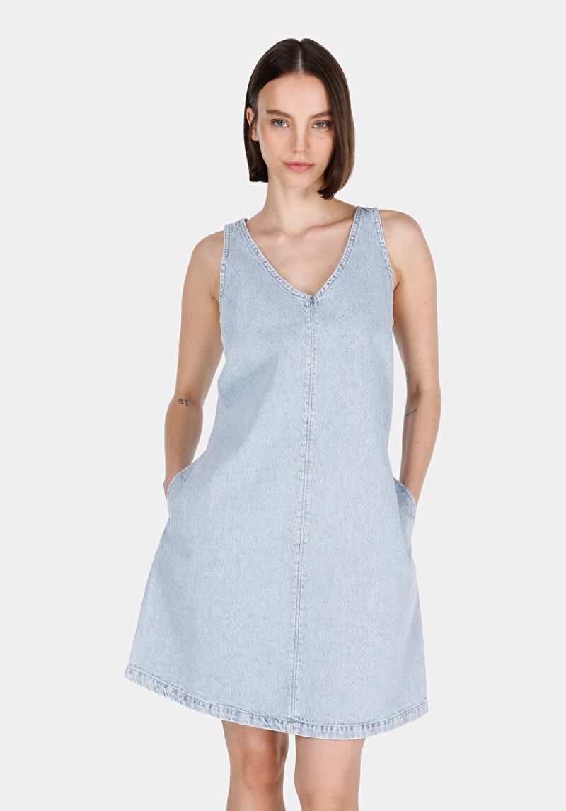 Изображение Женское синее платье прямого кроя без рукавов