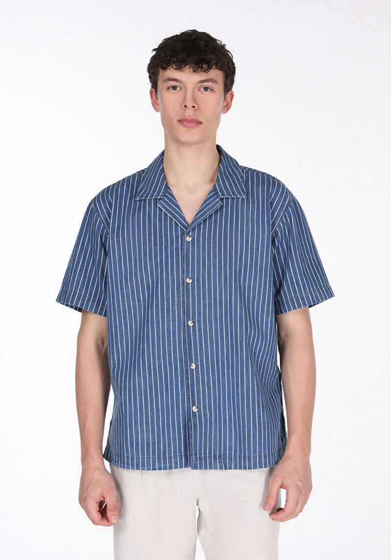 Изображение Мужская синяя рубашка в полоску oversize, классического кроя, с коротким рукавом