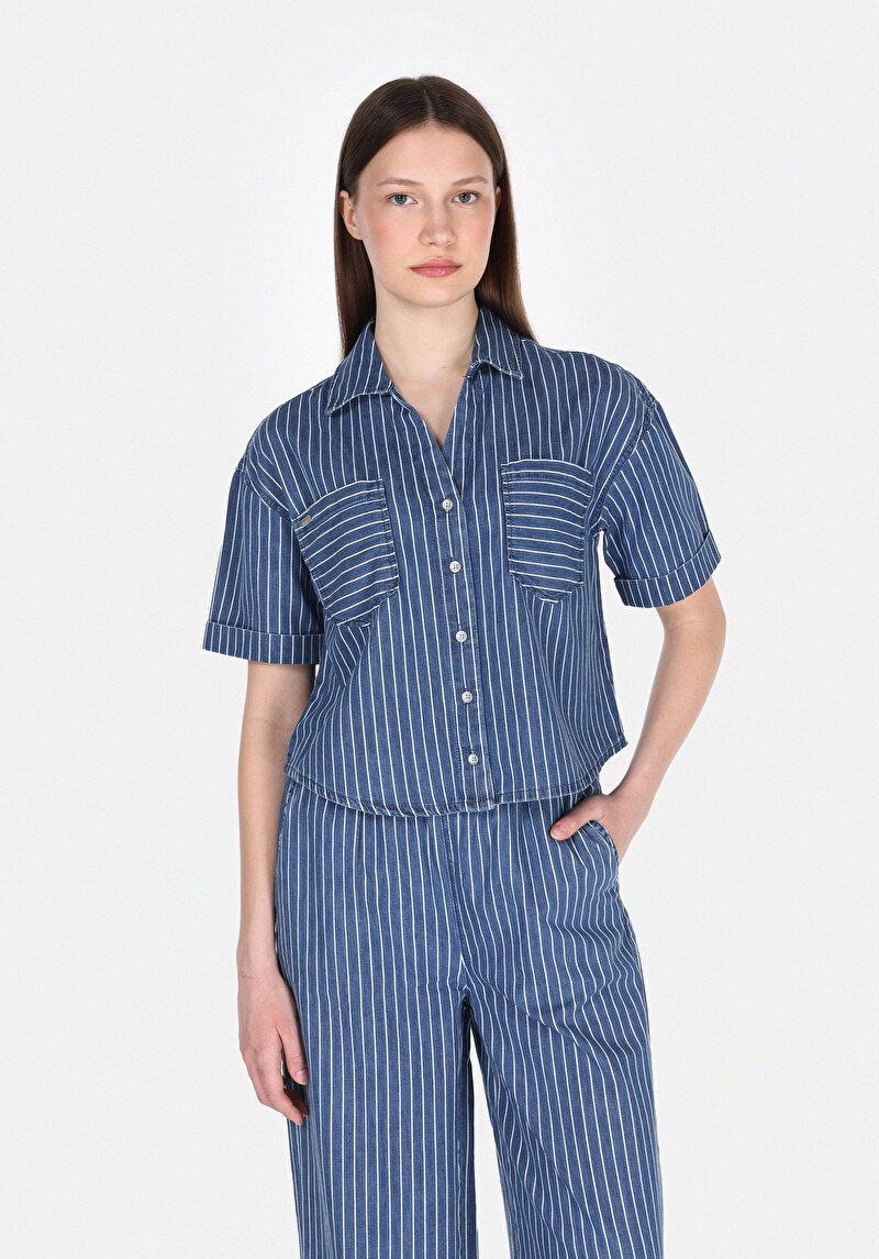 Изображение Женская синяя рубашка в полоску oversize, классического кроя, с коротким рукавом