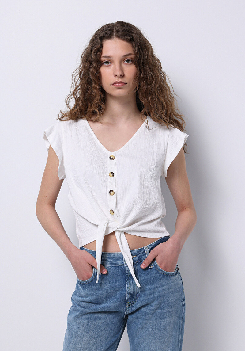 Изображение Женская белая футболка прямого кроя с v-образным вырезом и короткими рукавами