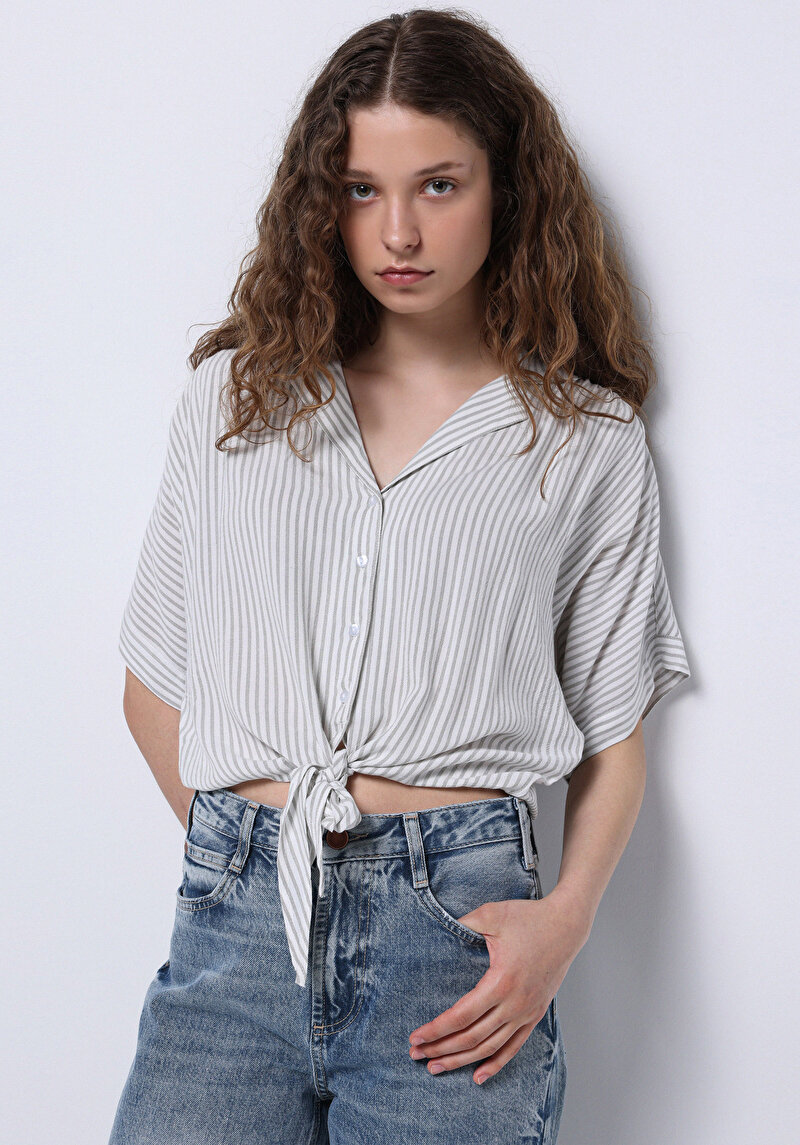 Изображение Женская зеленая рубашка в полоску, стандартного кроя, с короткими рукавами