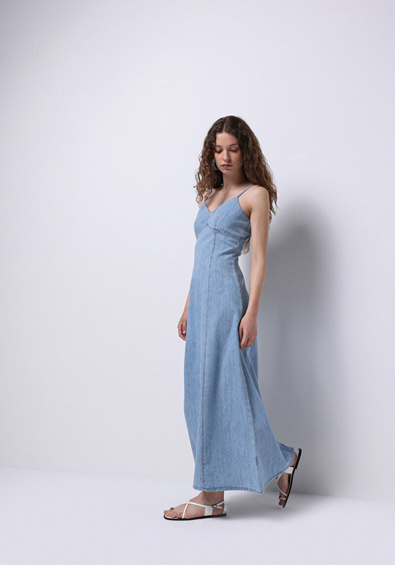 Изображение Женское синее платье приталенного кроя, без рукавов