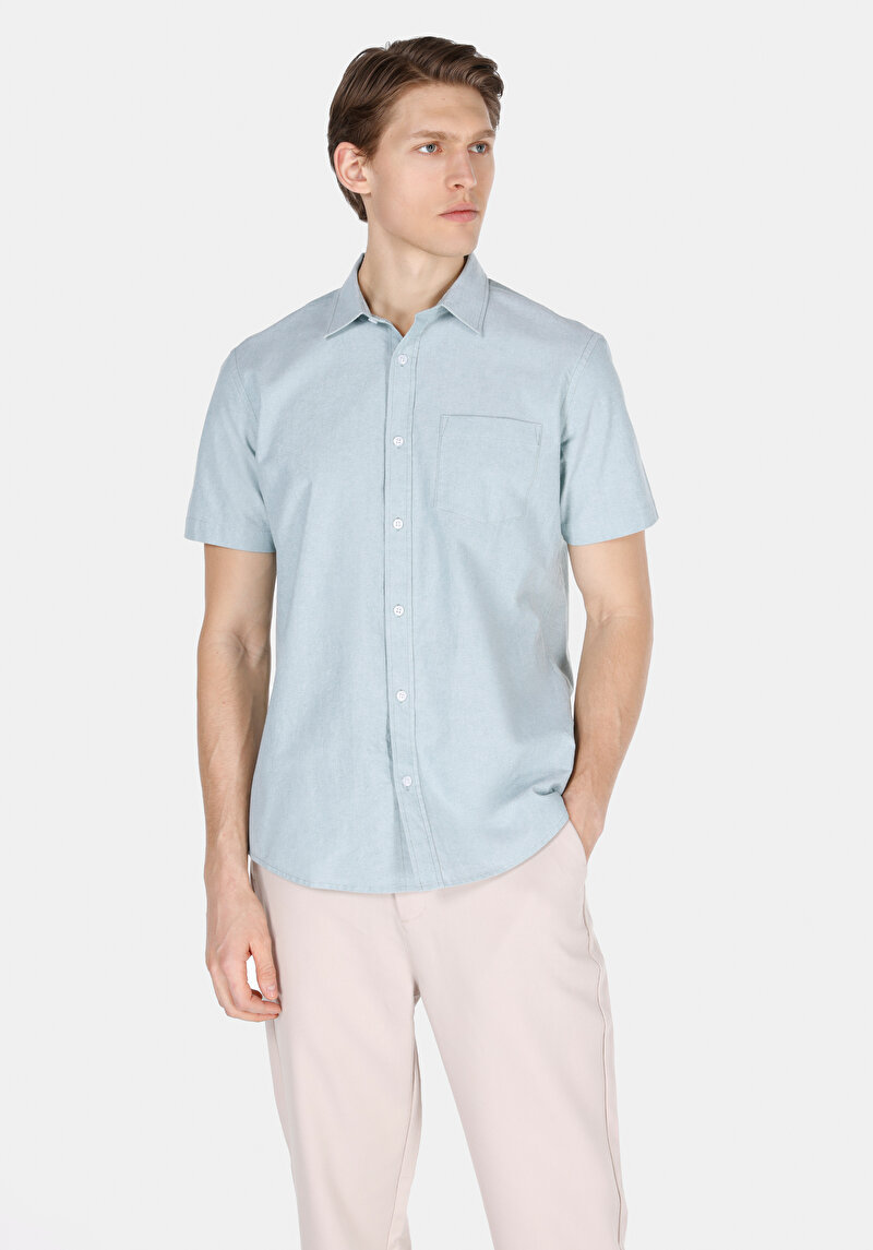 Изображение Мужская зелёная рубашка стандартного кроя с коротким рукавом