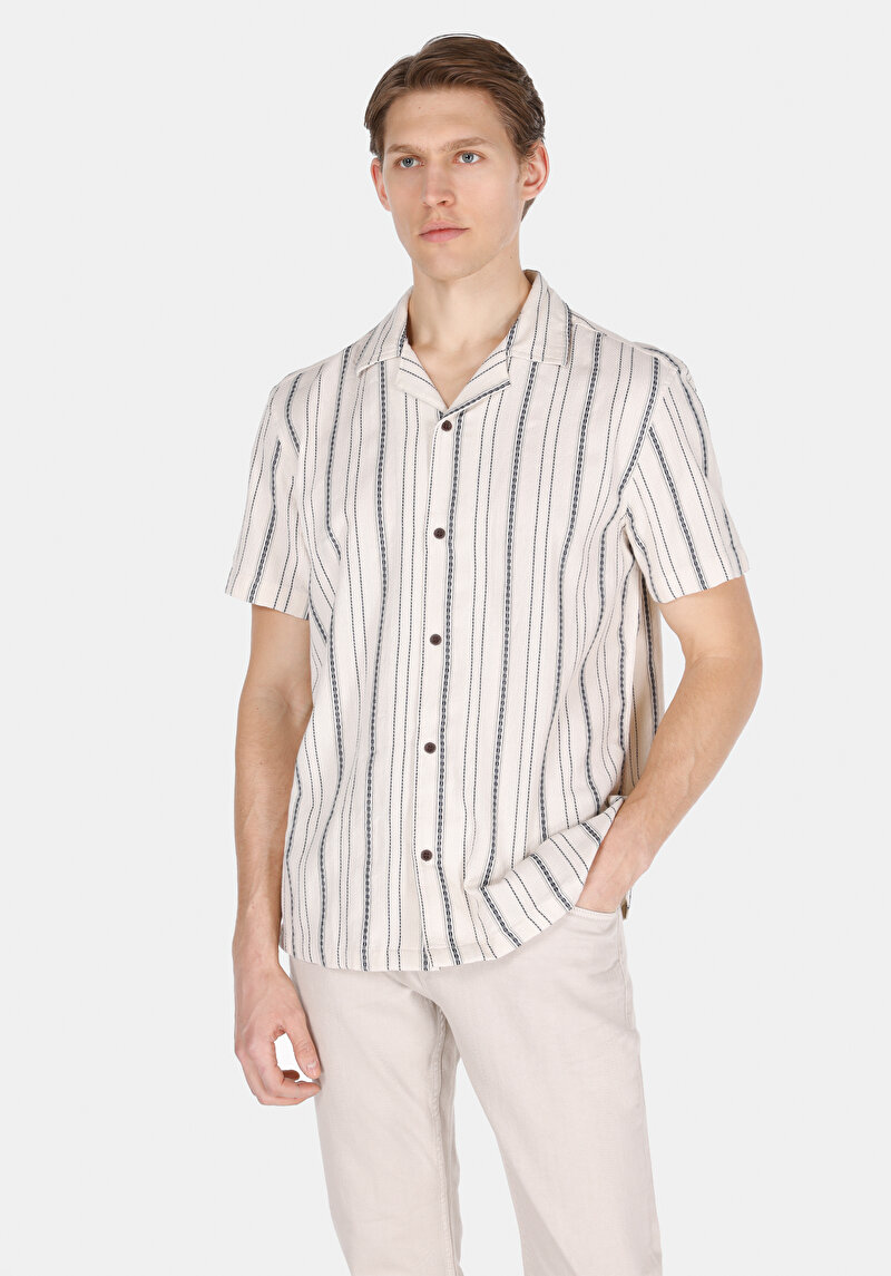 Изображение Мужская экрю рубашка в полоску с коротким рукавом, стандартного кроя