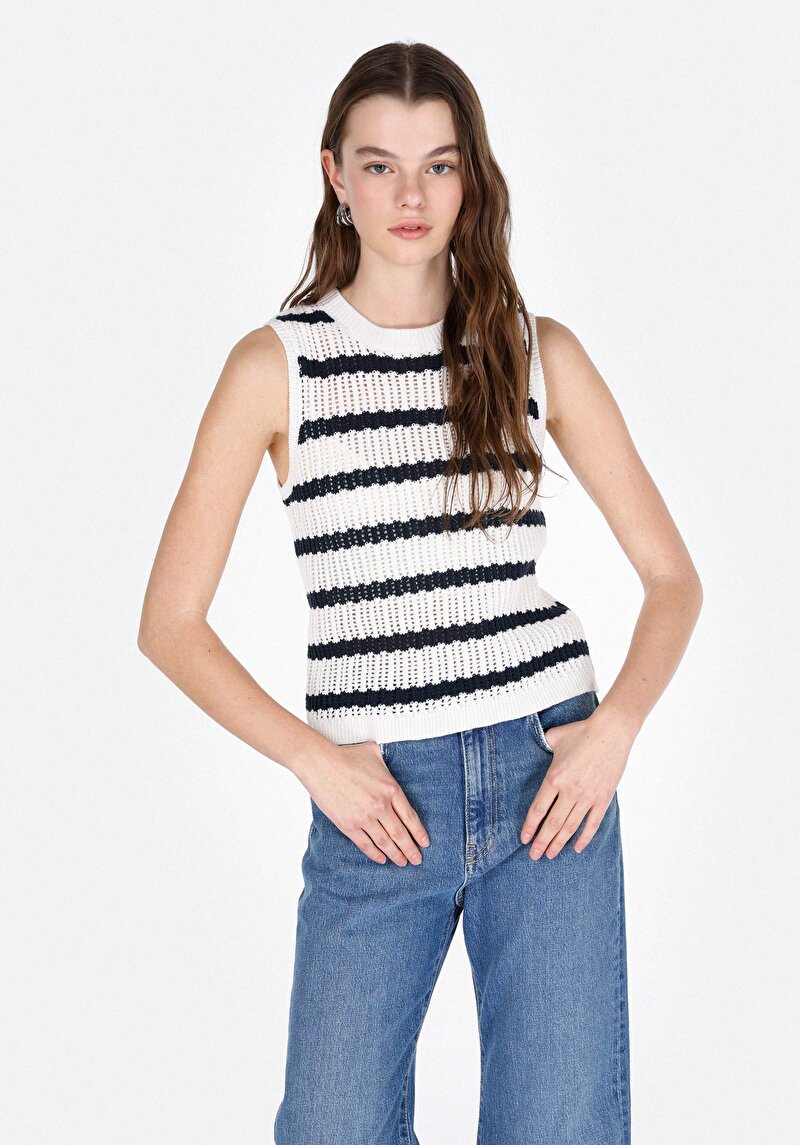 Изображение Женский свитер с коротким рукавом