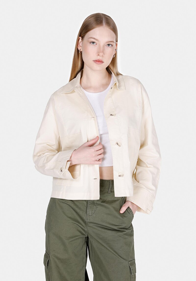 Изображение Женская куртка экрю на пуговицах стандартного кроя