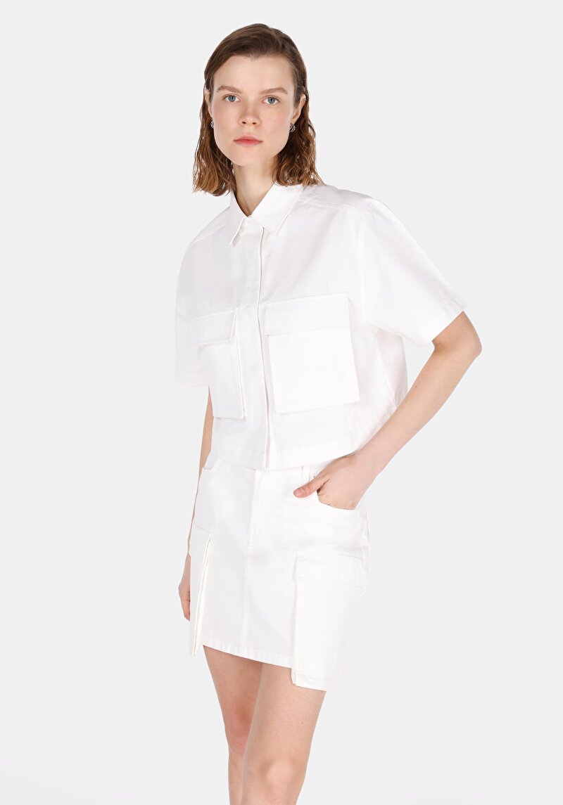 Изображение Женская белая рубашка стандартного кроя с короткими рукавами