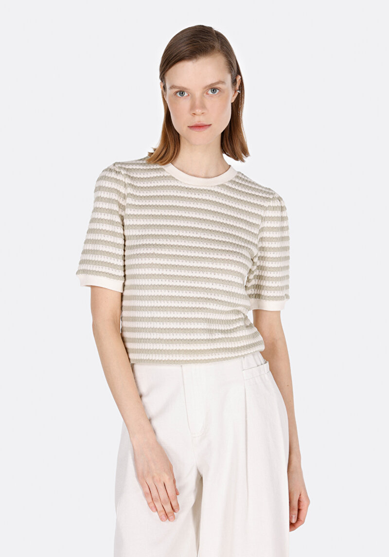 Изображение Женская зеленая футболка приталенного кроя