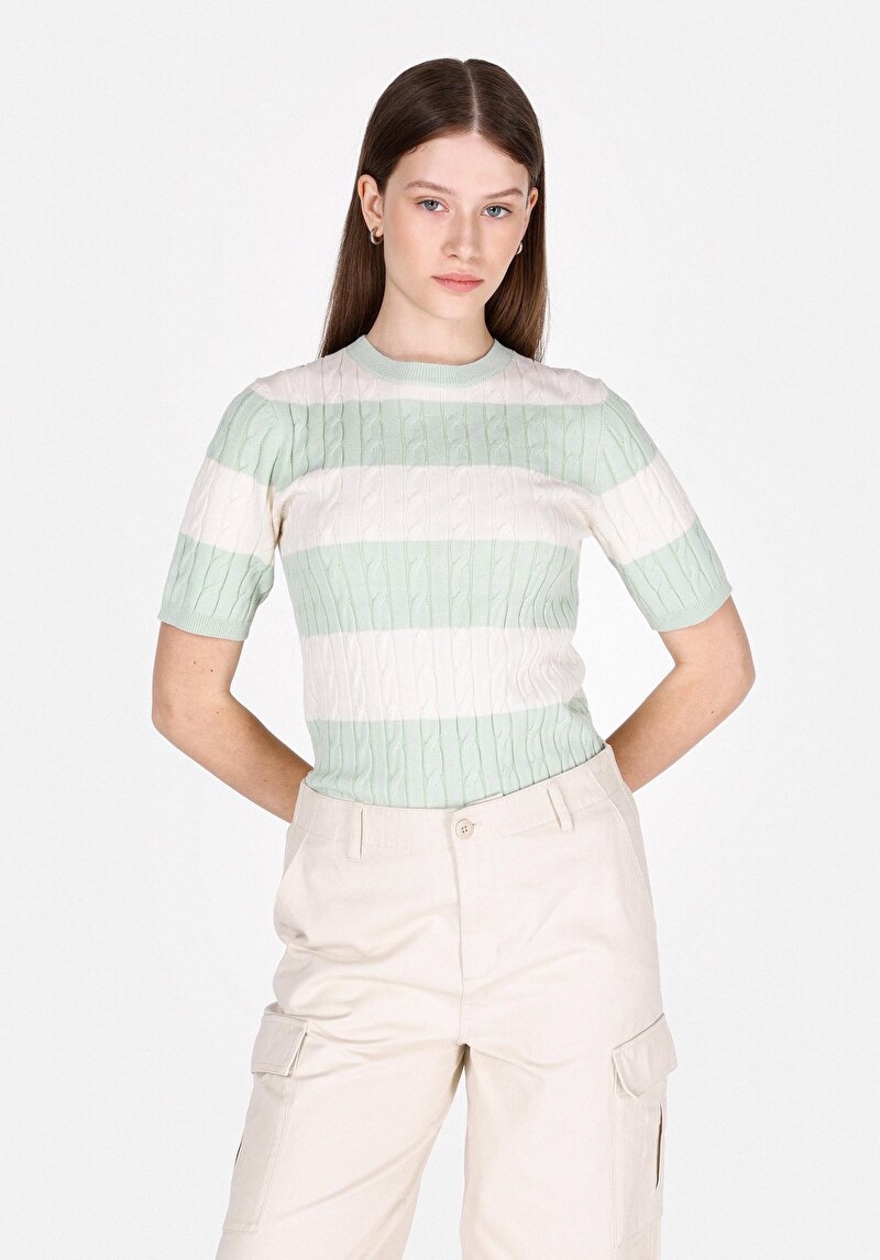 Изображение Женский свитер с коротким рукавом