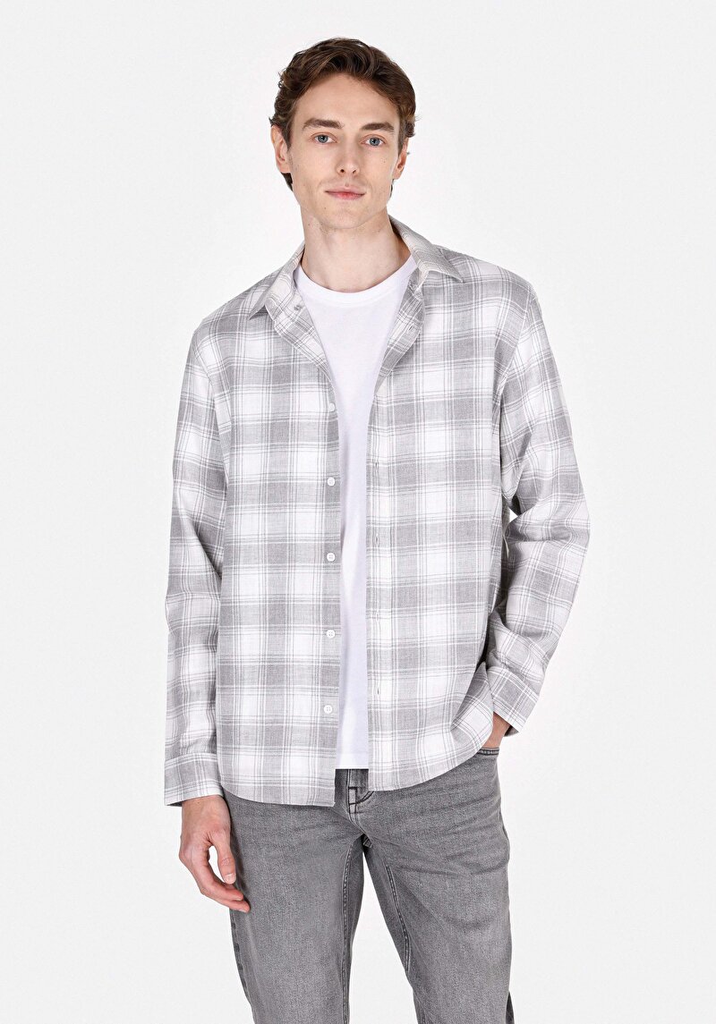 Изображение Мужская серая рубашка в клетку, стандартного кроя, с вырезом и длинным рукавом