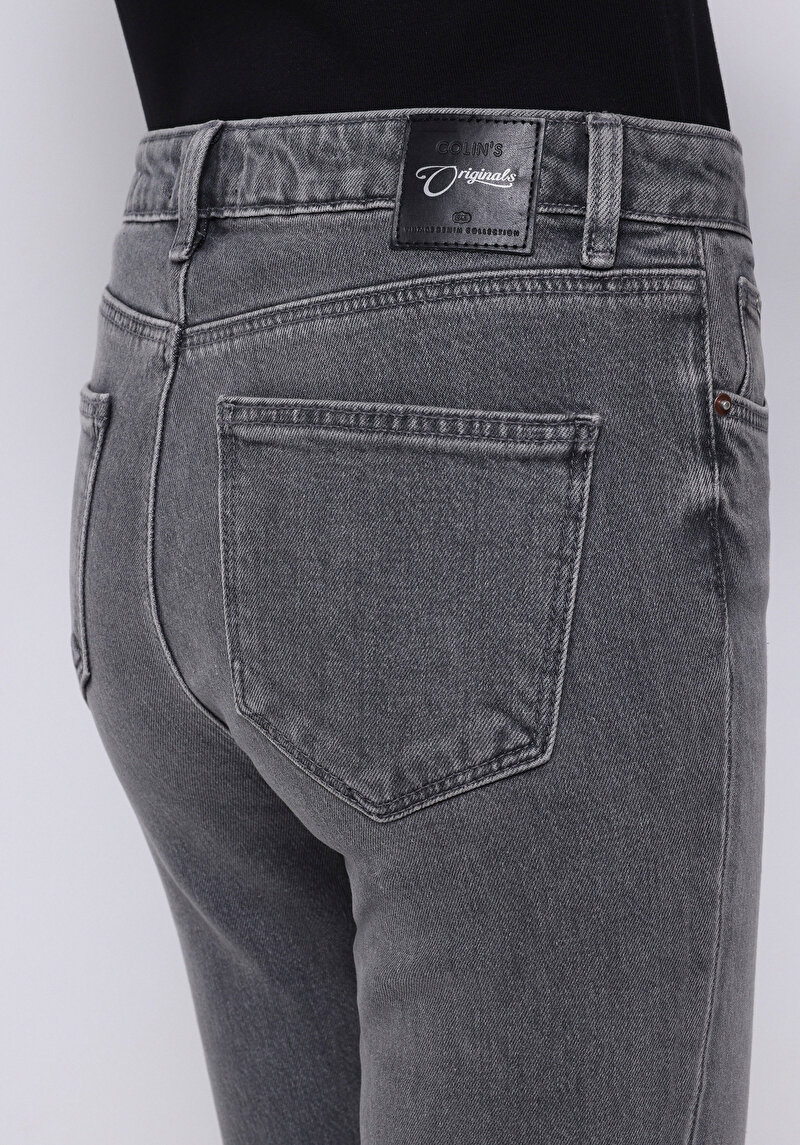 Показать информацию о Женские чёрные джинсы приталенного кроя