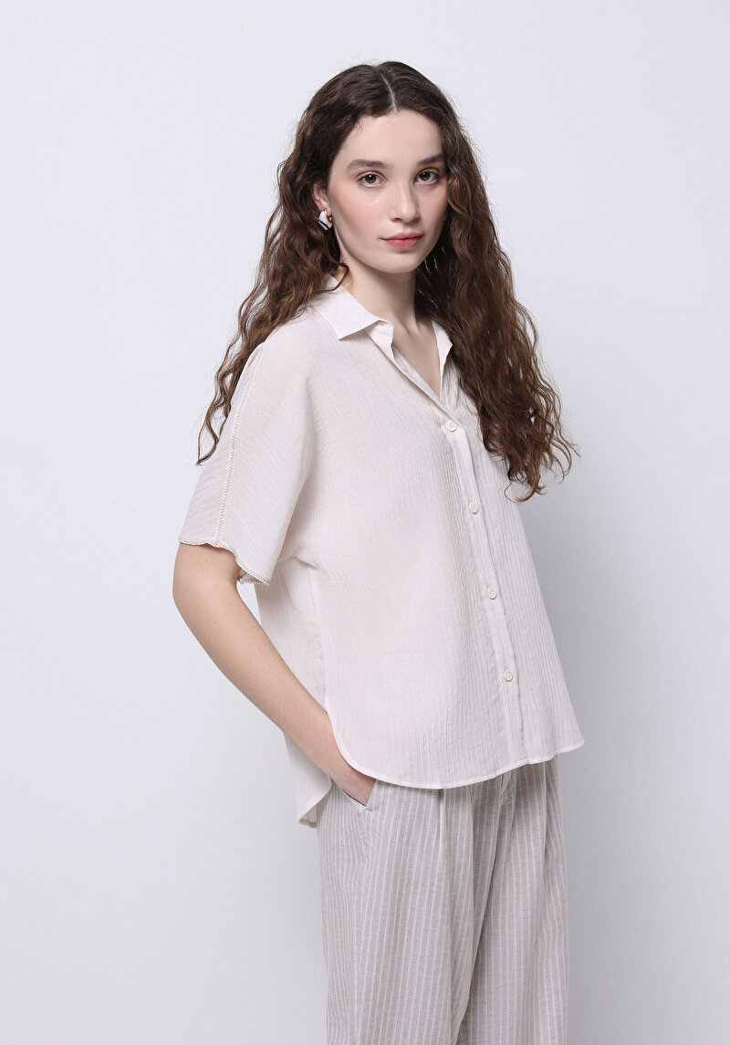 Изображение Женская белая рубашка стандартного кроя с короткими рукавами