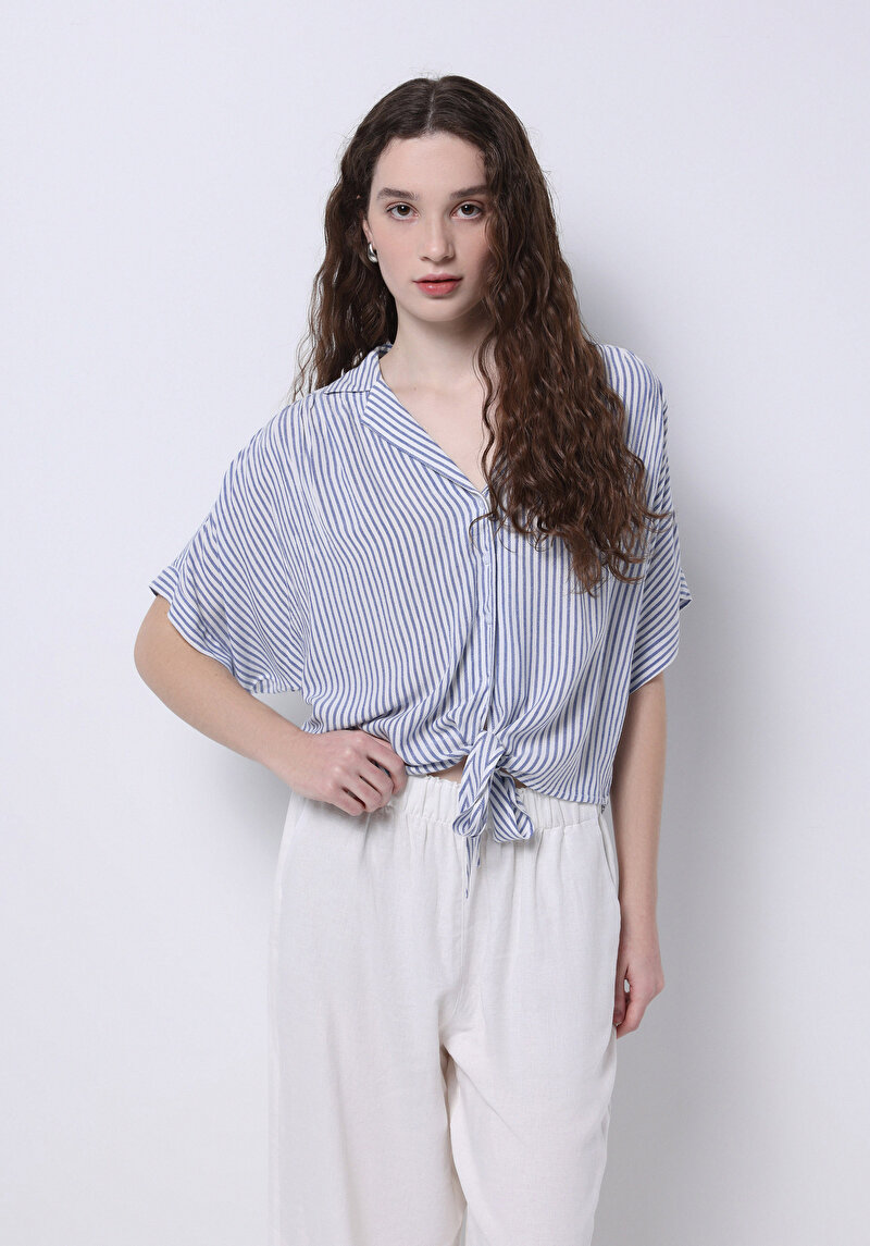 Изображение Женская синяя рубашка в полоску стандартного кроя с короткими рукавами